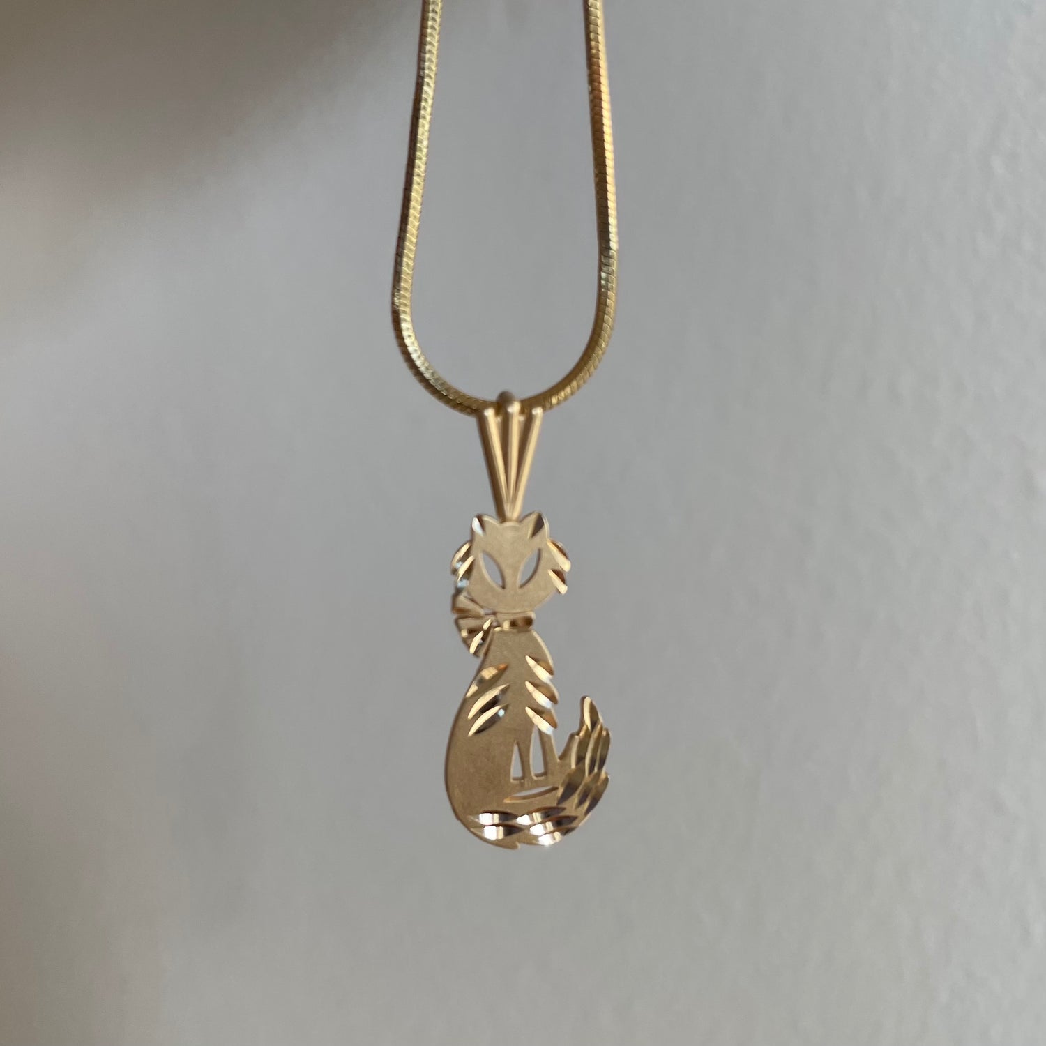 14k Sneaky Cat Charm