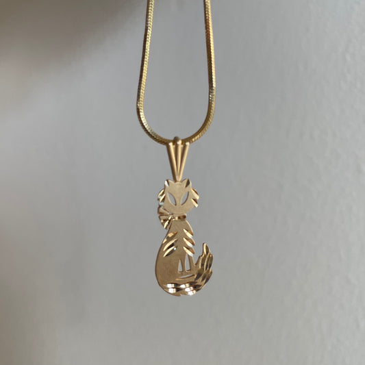 14k Sneaky Cat Charm